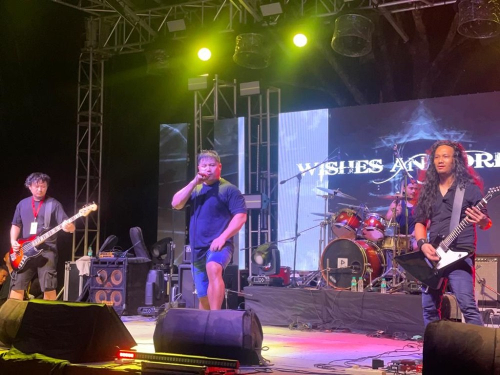 ‘Wishes and Dreams,’ a recently formed heavy metal band performs at the Dimapur Music Festival 2023 at Noune Resort, Chümoukedima on September 16. Euphonic, the winner of the ‘Battle of Bands 2023, from Patkai Christian College kicked off the festival with a set list of grunge, rock and jazz. The six-member band belted both covers and originals. The other line-up of the fesival, organised by the LiveNow events, included Polar Lights, Trance Effect, DJ Ina, Atsa Long Roths. (Morung Photo)